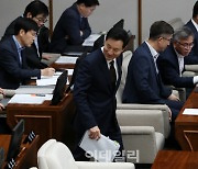 [포토] 서울시의회 출석하는 오세훈 서울시장