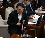 [포토] 조희연 서울시교육감, 서울시의회 출석