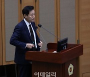 [포토] 서울시의회 답변하는 오세훈 서울시장