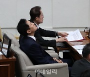 [포토] 서울시의회 참석한 오세훈 시장과 조희연 교육감