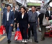 [포토] 통인시장 장보는 중기부장관과 금감원장