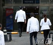 의대 교수들 '18일 총파업' 속속 동참…"무기한 휴진엔 신중"