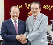 황우여 "노인 버스 무임승차, 당정 협의하겠다" 노인회 "대히트"