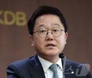 취재진 질문에 답하는 강석훈 회장