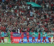 팬들에게 인사하는 축구 대표팀