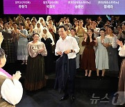 '오솔레미오' 부른 오세훈, 광화문광장 야외오페라 격려