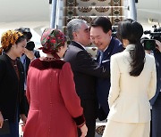 尹, 카자흐 출국..투르크 이어 국빈방문