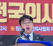 판사 저격했던 의협 회장 "교도소 위험 무릅쓸 만큼 중요한 환자 없다"