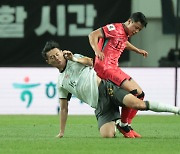 中 ‘소림 축구’→‘1036억’ 손흥민 쓰러지고, 황희찬 땅 치고…중국 벤치 도리어 격분 [IS 상암]