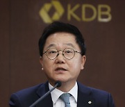 KDB chief pledges W100tr high-tech fund, sticks to Busan relocation