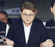 “100억 기부했으니 정상 참작”…김호중 팬들 주장 알고 보니, 75억은 ‘처치 곤란’ 앨범