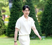 김우빈 ‘산책하기 딱 좋은 날’ [MK포토]