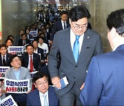 11개 상임위 野 품으로…국민의힘 "이재명 독재" vs 민주당 "법대로"