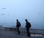 소총 무장하고 해안 경계 나선 해병대원