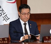 수첩 보는 신원식 국방부 장관