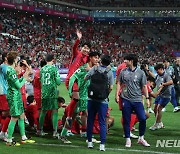 팬들에게 인사하는 축구 대표팀