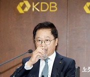 물 마시는 강성훈 KDB산업은행장