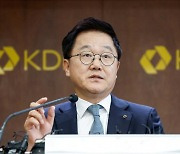 취임 2주년 기자회견하는 강석훈 KDB산업은행장