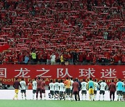 응원단에 인사하는 중국 축구대표팀