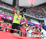 중국은 원정와서도 비매너 -> 팬은 추태&선수는 소림 축구..."하나도 안 변 했네" [서울톡톡]