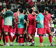 [ST포토] 이강인 골 축하해 주는 선수들