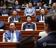 이재명 바라보는 민주당 의원들