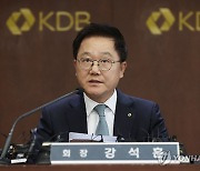 기자간담회하는 강석훈 회장