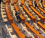 與, 野독주에 힘받는 강경론…"18개 상임위 다주고 국회 보이콧"(종합)