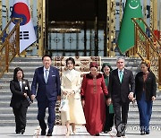 윤석열 대통령 부부, 투르크 최고지도자 부부 환송받으며 카자흐 향발