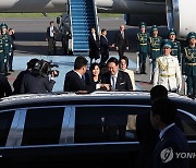 카자흐스탄 아스타나 도착한 윤석열 대통령 부부