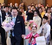 윤석열 대통령 부부, 카자흐스탄 고려인 동포·재외국민 초청 간담회 참석