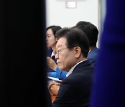 이재명, '제3자 뇌물' 추가 기소에…"檢 창작 수준 갈수록 떨어져"