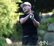 [mhn포토] 김영춘, 왼쪽으로 휜다