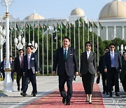 투르크메니스탄 독립기념탑 찾은 윤석열 대통령 부부