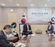 주한 콜롬비아 대사와 대화 나누는 강정애 장관