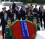 윤 대통령, 김건희 여사와 투르크 독립기념탑 헌화 및 식수