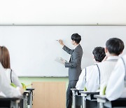 “12·12 군사반란은 합법” 주장 논객 초청해 ‘안보특강’ 여는 중·고교