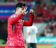 "우리 팬 무시하는 것 같아서"…손흥민 '3-0 손동작' 무슨 뜻?