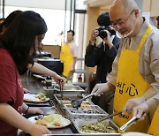 “감사해서 몸둘바 모르겠어요” 대학가 흔든 ‘공짜 점심’