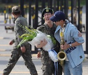 "전역 신고합니다" BTS 진 아미 품으로