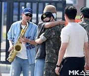 뷔 품에 안긴 지민 ‘보고싶었어’ [MK포토]