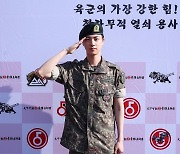 ‘전역’ 방탄소년단 진, 각잡힌 거수경례…하이브 사옥서 7인 완전체 뒤풀이[종합]