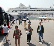 약 6년 만에 부산항 찾은 중국발 크루즈선 관광객들