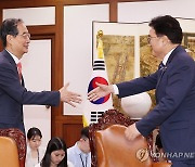 우의장 "국회 운영시 민심 최우선"…한총리 "협치리더십 믿는다"