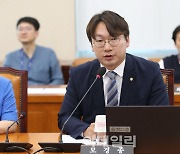 [포토]행안위 전체회의, '인사말하는 모경종 의원'