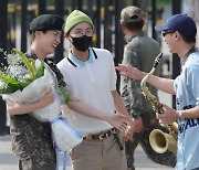 BTS 맏형 `진` 전역 축하한 박지원…"예비역 병장, 나와 같은 계급"