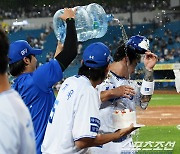 [포토] 박병호 '삼성 후배들의 격한 축하'