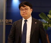 의협 회장 "어디에도 없는 '폐렴끼'라는 병 만든 사람들"