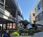 제주 호텔 주차장 2층서 차량 추락…2명 부상