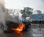 경찰과 시위대 충돌로 불타는 자동차